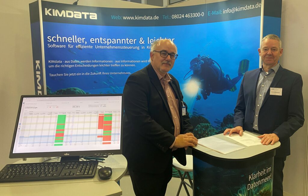 Die Geschäftsführer Jürgen Bernert und Manfred Merkelbach gemeinsam am Stand der DMEA 2024